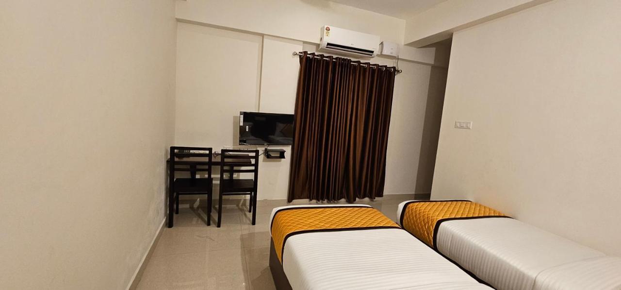 Blueway Residency Downtown Hotel Thiruvananthapuram Екстер'єр фото