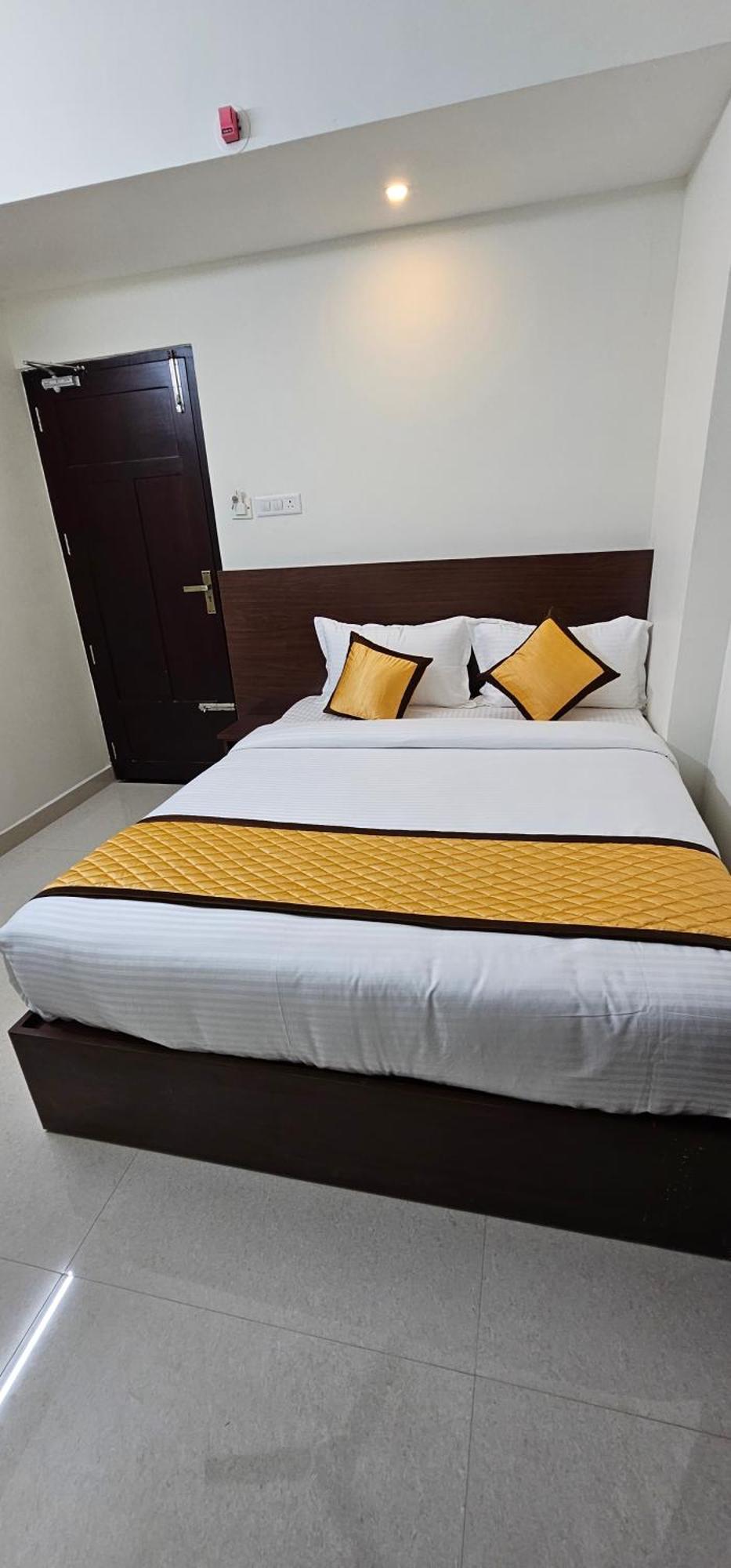 Blueway Residency Downtown Hotel Thiruvananthapuram Екстер'єр фото
