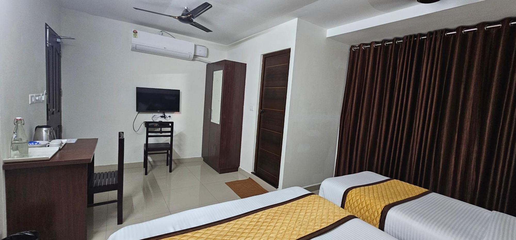 Blueway Residency Downtown Hotel Thiruvananthapuram Екстер'єр фото